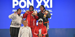 Nurul Akmal Sabet Emas Angkat Besi, Ketua TP PKK Aceh Safriati Kalungkan Medali