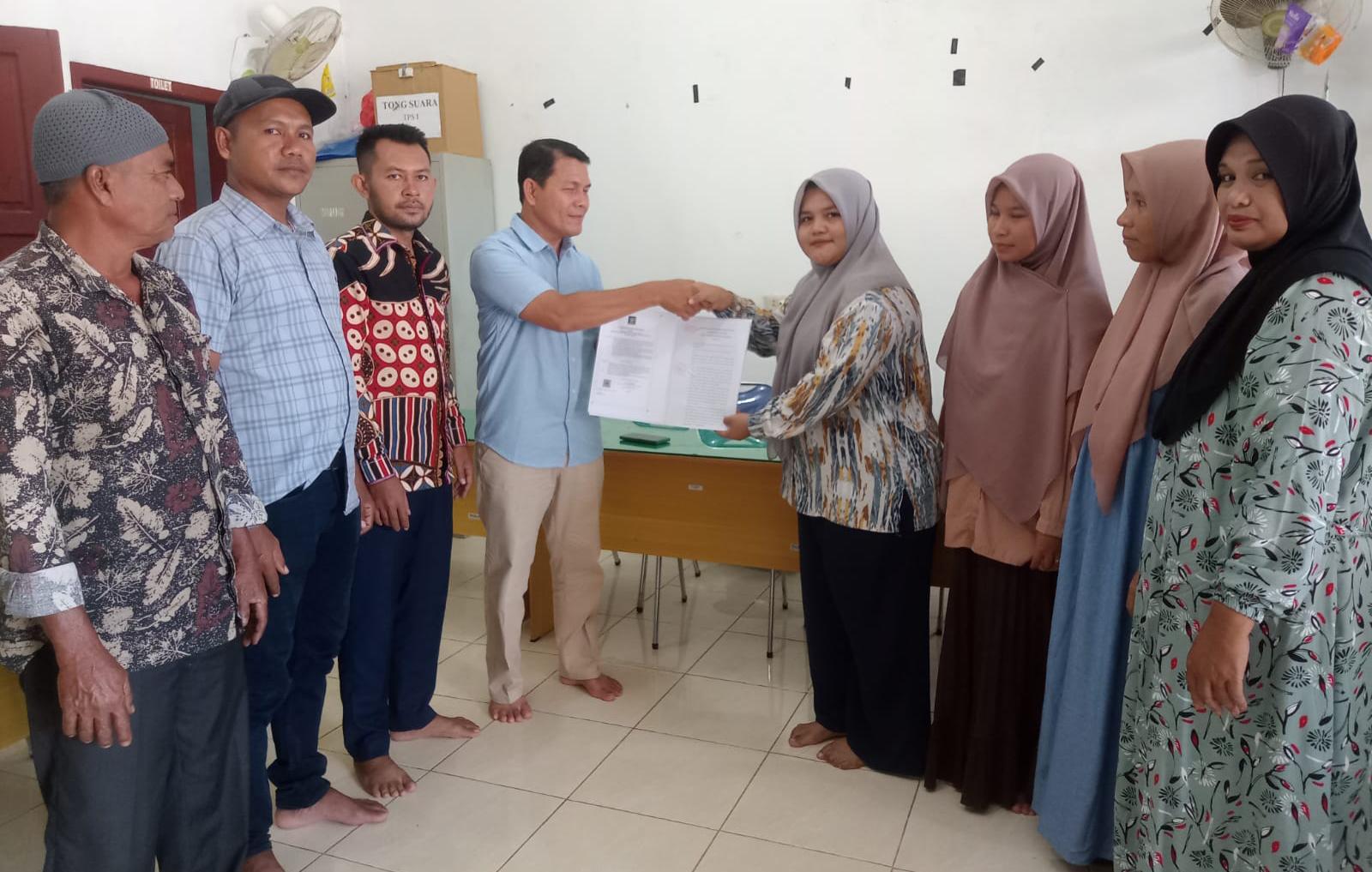 Camat Nurkhalis Serahkan SK dan Akta Notaris Koperasi Merah Putih, 15 Desa di Labuhanhaji Barat Sudah Memiliki Pengesahan