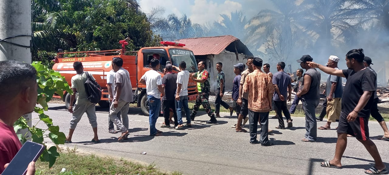 Tiga Rumah Warga Terbakar, Personel Koramil Trumon Gerak Cepat Bantu Padamkan Api