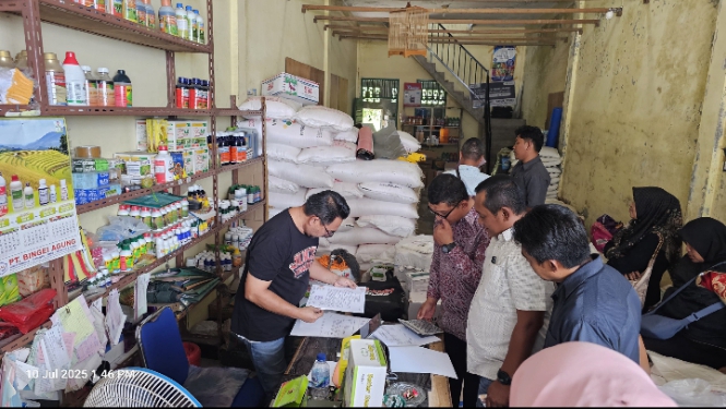 Tindak lanjut keluhan masyarakat terkait harga jual pupuk bersubsidi, Tim Komisi pengawasan pupuk Bersubsidi tinjau lapangan