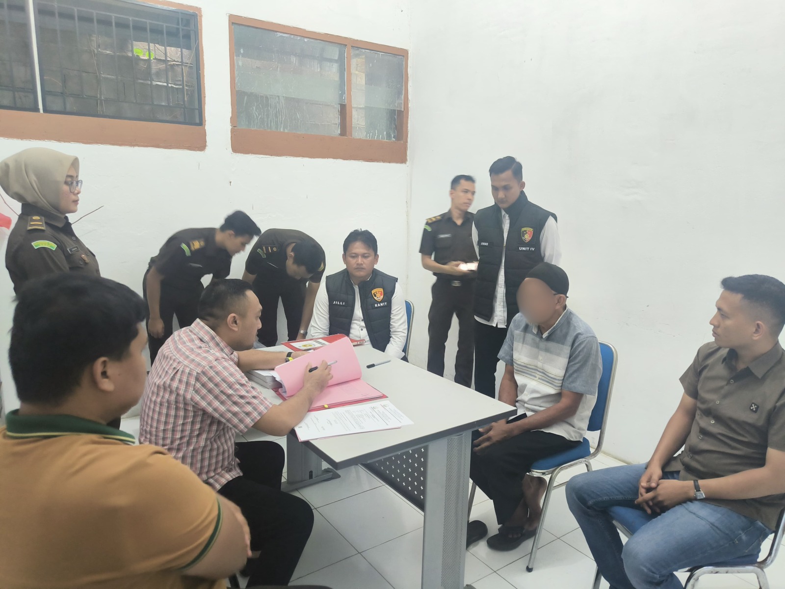 Sat Reskrim Polres Aceh Selatan Serahkan Tersangka Kekerasan Anak ke Kejaksaan