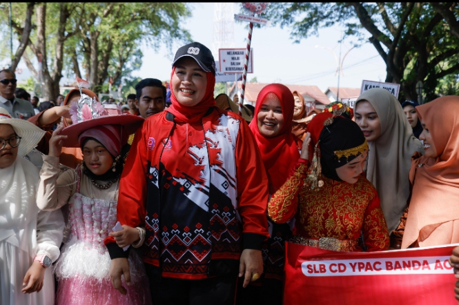 Kak Na, Sambut Pelukan Hangat Syakira, Bocah Istimewa di Pawai Kemerdekaan RI ke-80