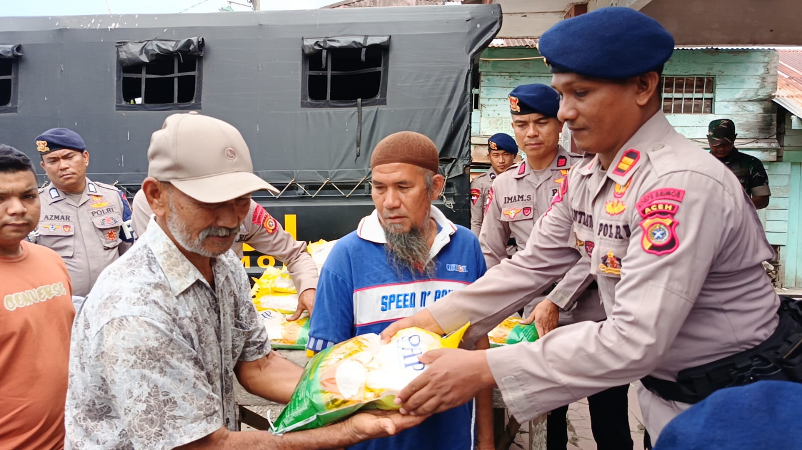 Batalyon A Pelopor Sat Brimob Polda Aceh Sinergi dengan Bulog Gelar Pasar Murah di Aceh Besar dan Pidie