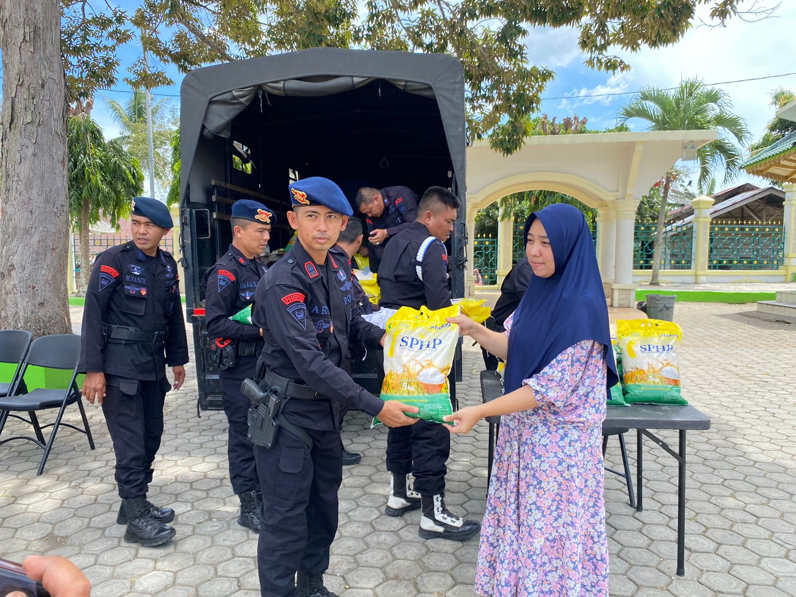 Dukung Penuh Ketahanan Pangan Masyarakat  Aceh, Brimob Polda Aceh Gelar Operasi Pasar Beras Murah