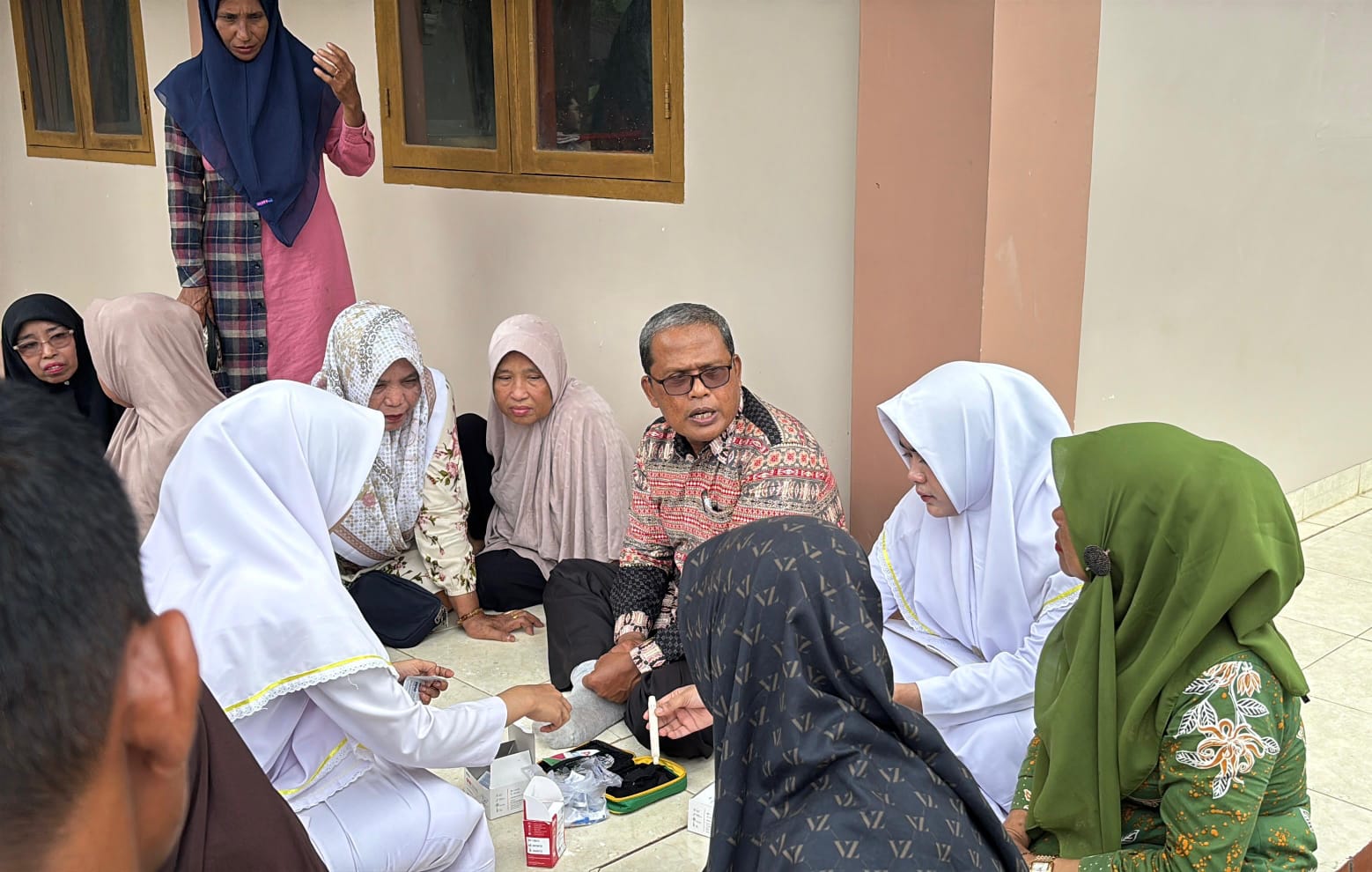 Pemberdayaan Keluarga Dalam Deteksi Dini dan Pencegahan Diabetik Foot Ulcer (DFU) di Kuala Bhee, Woyla Aceh Barat 