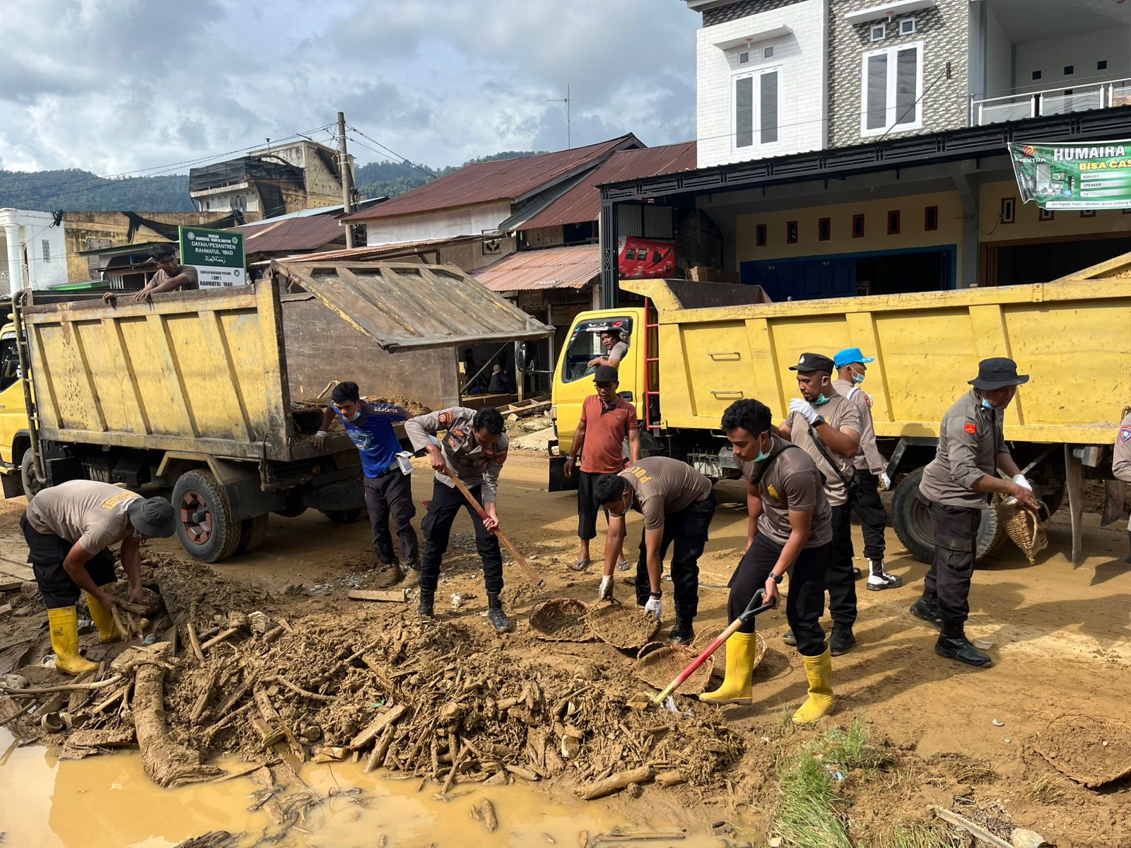 Kapolres Aceh Selatan Kerahkan Seratus personel Bersihkan Material Banjir Bandang Sehari Sebelumnya di Trumon