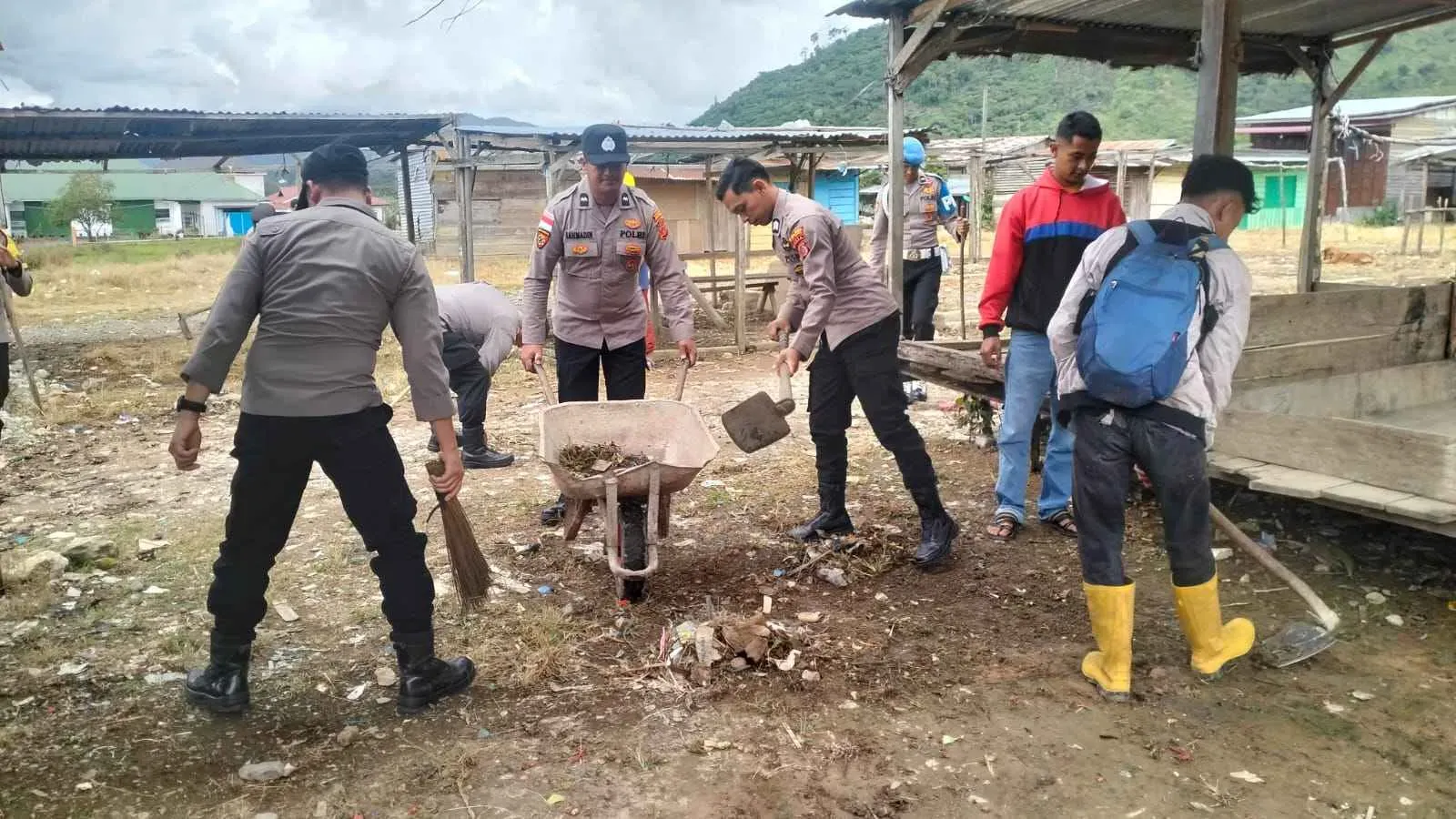 Gotong Royong Serentak di 13 Titik, Semua Anggota Polres Bersihkan Fasilitas Umum se Aceh Tengah