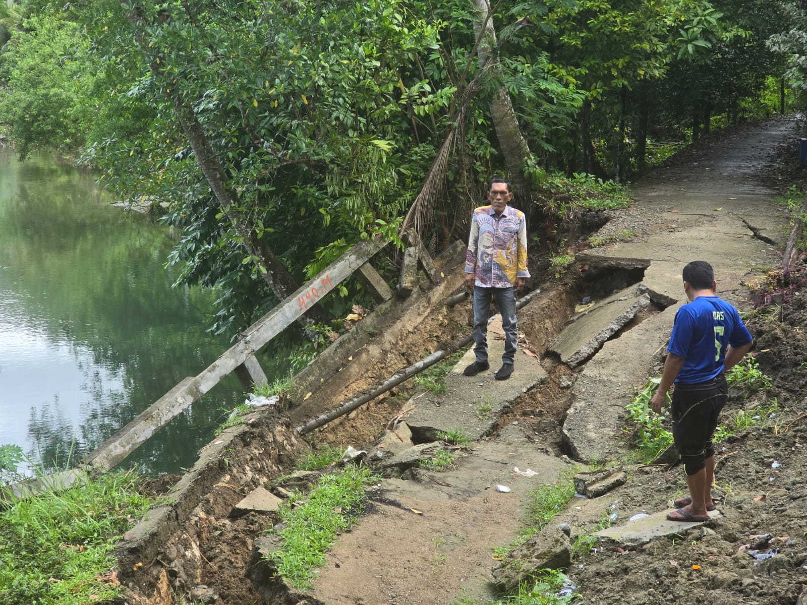 Mahmud Tinjau Langsung Kondisi Penyangga Tebing Roboh, Pemkab Harus segera Ambil Langkah Tegas dan Cepat