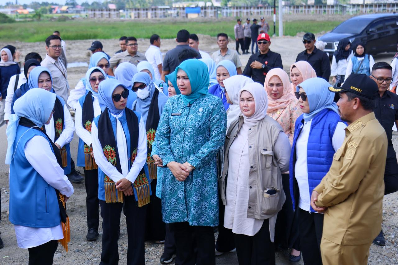 Kak Na Dampingi Ketum Seruni Serahkan Bantuan di Pidie Jaya