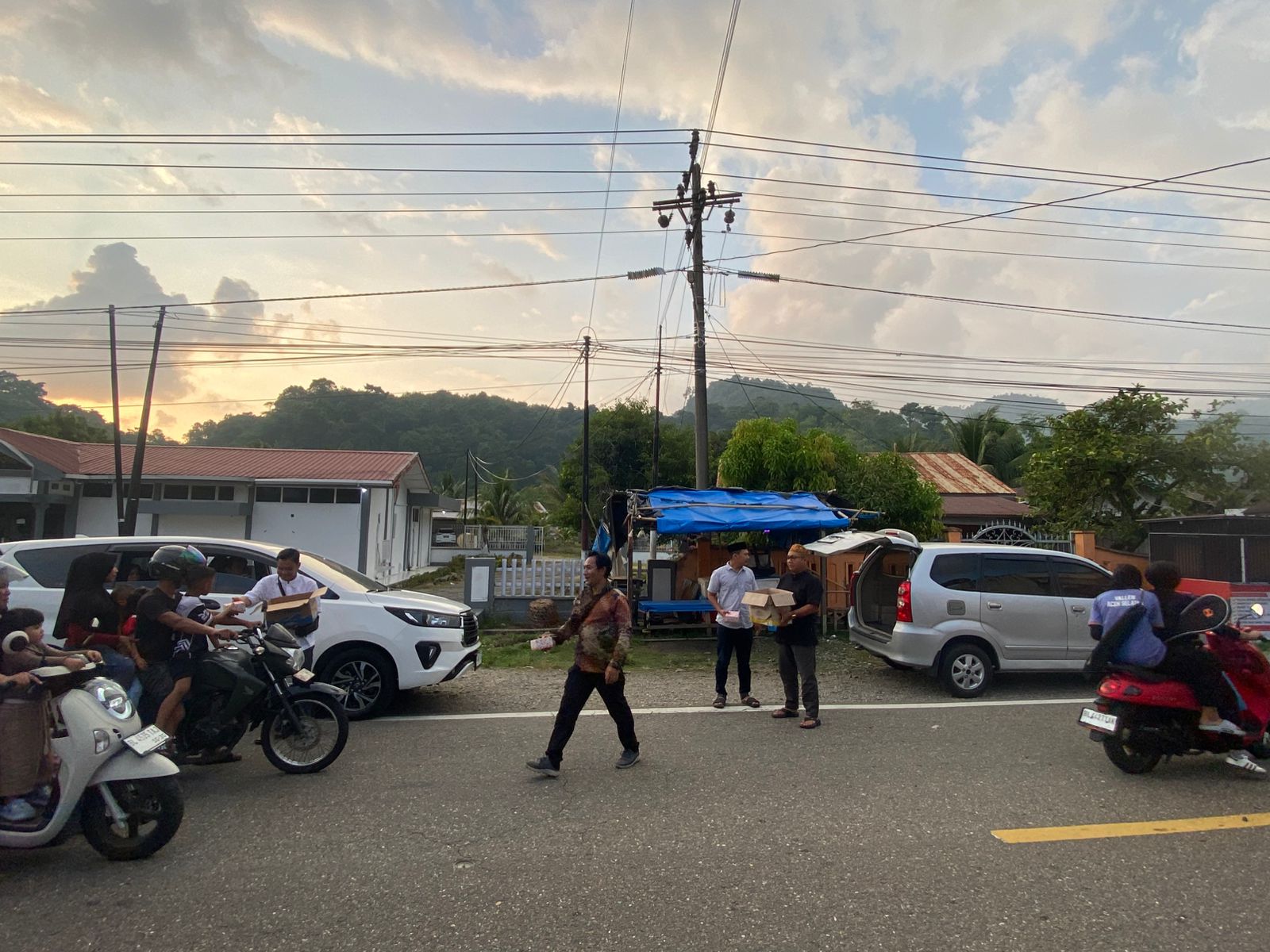 Forum Jurnalis Independen Aceh Selatan Berbagi Takjil di Tapaktuan