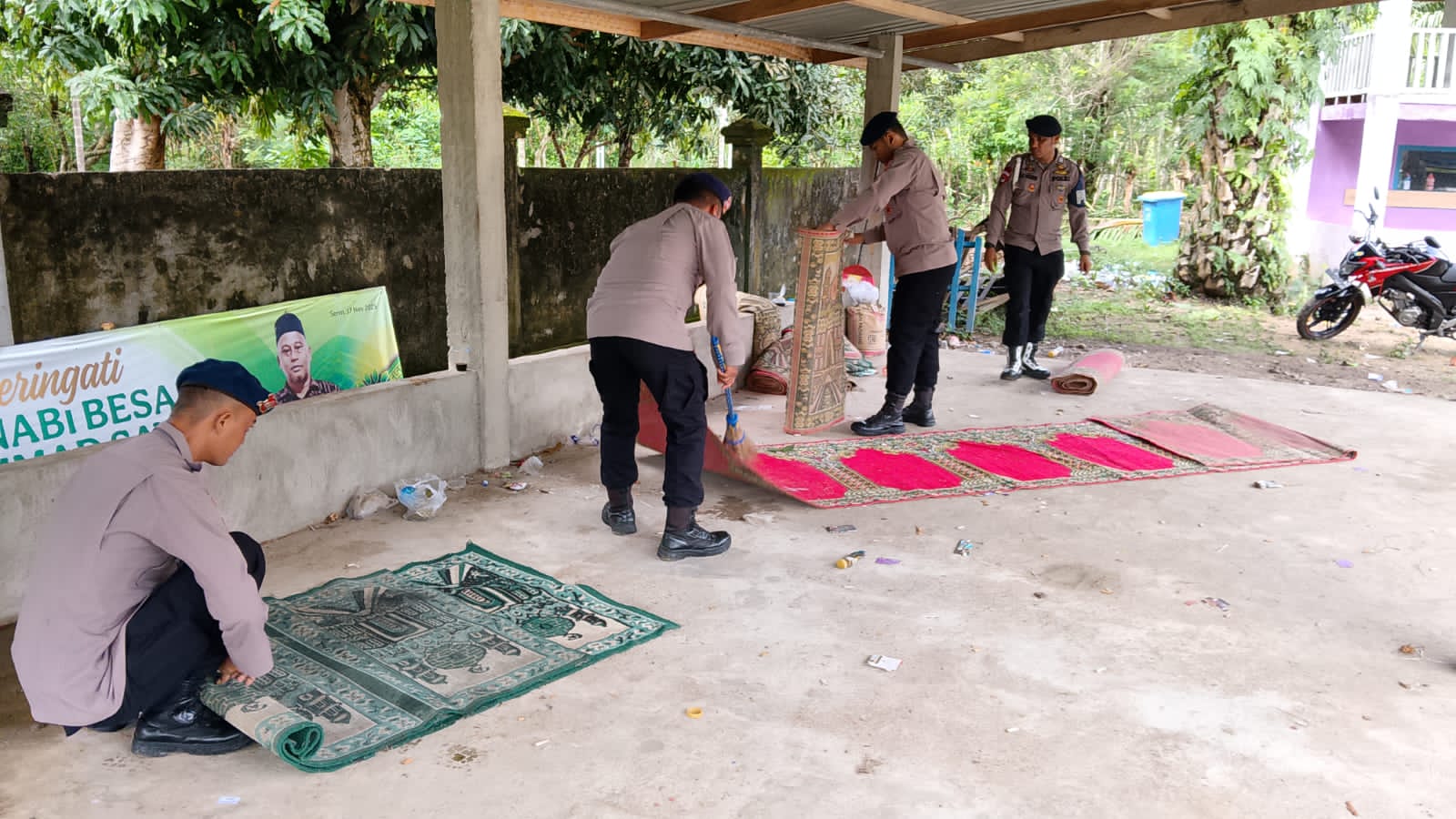 Brimob Aceh Jaya Bersama Masyarakat Lakukan Bakti Sosial Di lokasi Ibadah dan Pesisir pantai