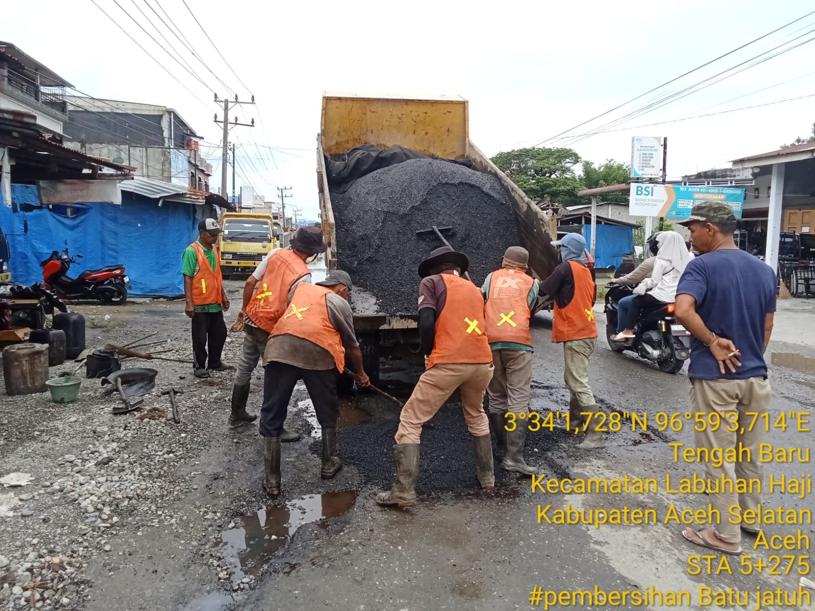 Respon Cepat Pemkab Aceh Selatan terkait laporan masyarakat , Perbaiki Jalan Rusak Labuhan Haji Barat Lintas Medan - Banda Aceh