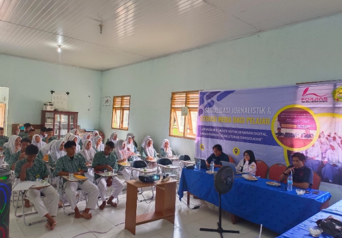 Lawan Hoaks di Era Digital, SMAN 1 Trumon Gandeng FORJIAS Gelar Sosialisasi Jurnalistik dan Literasi Media