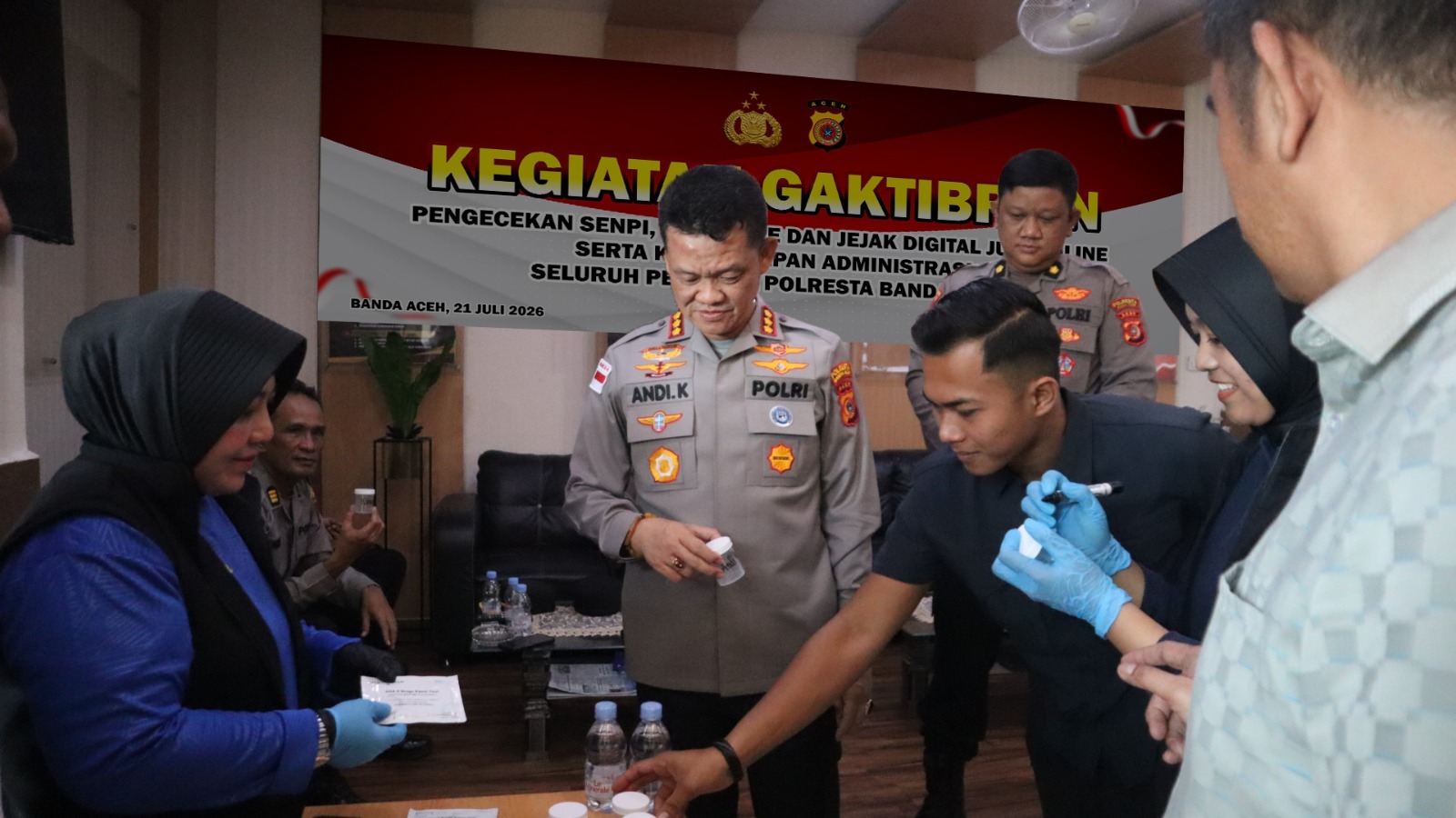 Perkuat Pengawasan Internal, Kapolresta Banda Aceh Pimpin Tes Urine dan Pemeriksaan Telepon Genggam Personel serta Senpi Dinas
