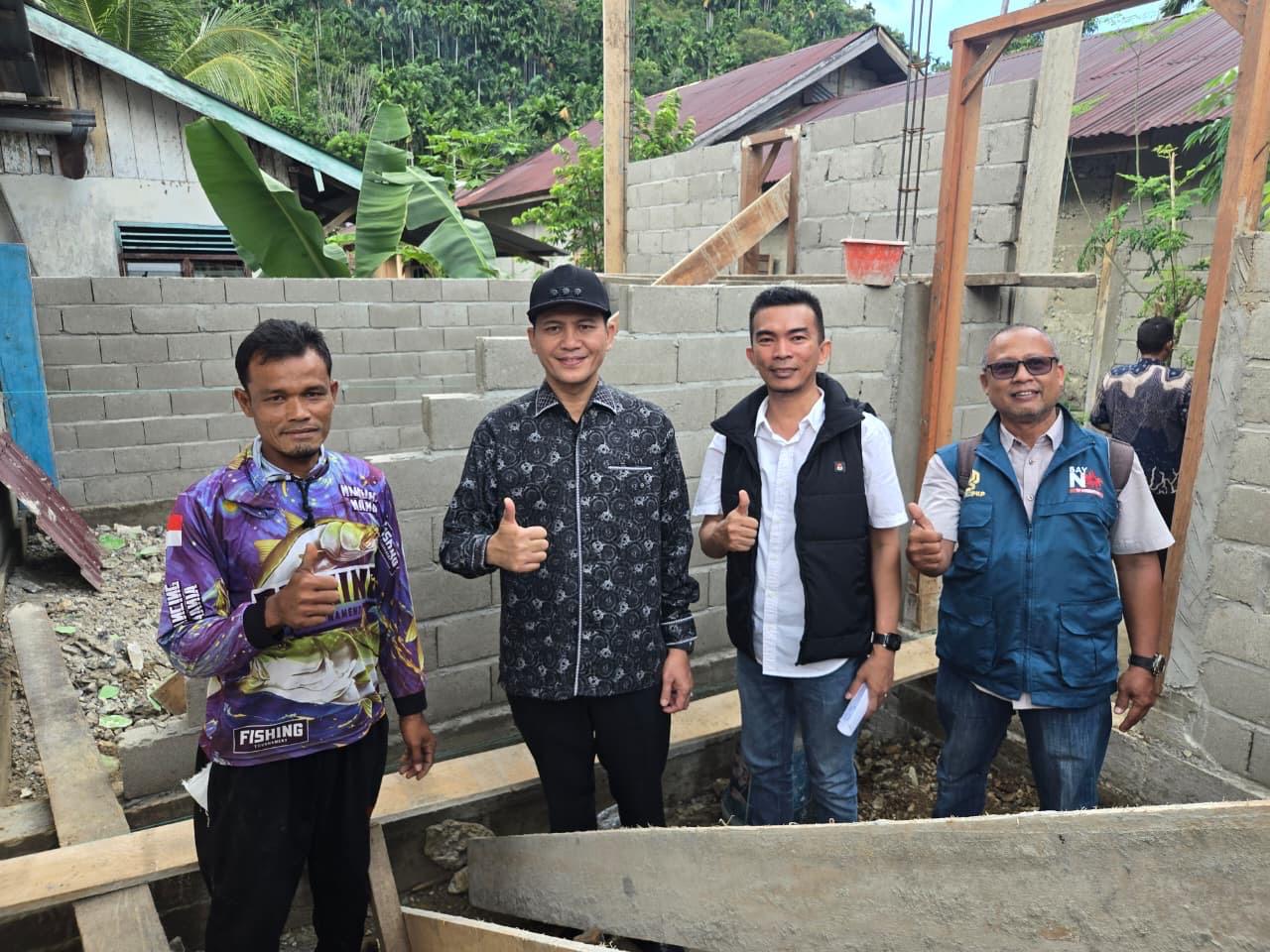 Bupati Aceh Selatan Menyerahkan Langsung BLT-DD Serta Meninjau Pelaksanaan Program BSPS di Gampong Air Pinang.