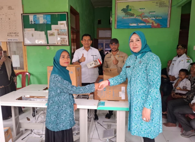 Kak Na Serahkan Mesin Jahit dan Mesin Obras ke Desa Lhok Makmur