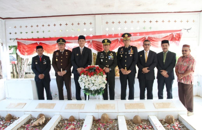 Bupati Mirwan Pimpin Ziarah Nasional HUT ke-81 RI di Makam Pahlawan Cut Ali