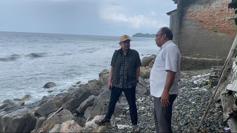 Tanggapi Keluhan Warga, Bupati Aceh Selatan instruksikan PUPR Aceh Selatan Tinjau Tanggul Rusak di Ujung Tanah Samadua